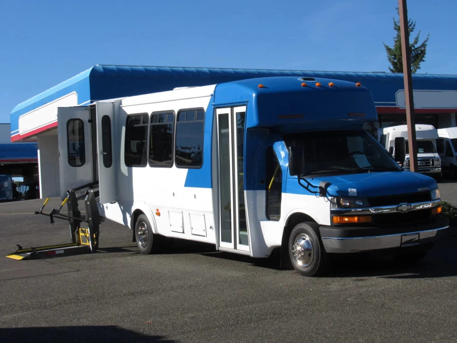2014 Chevrolet G4500 Goshen ADA Shuttle Bus - Image 2