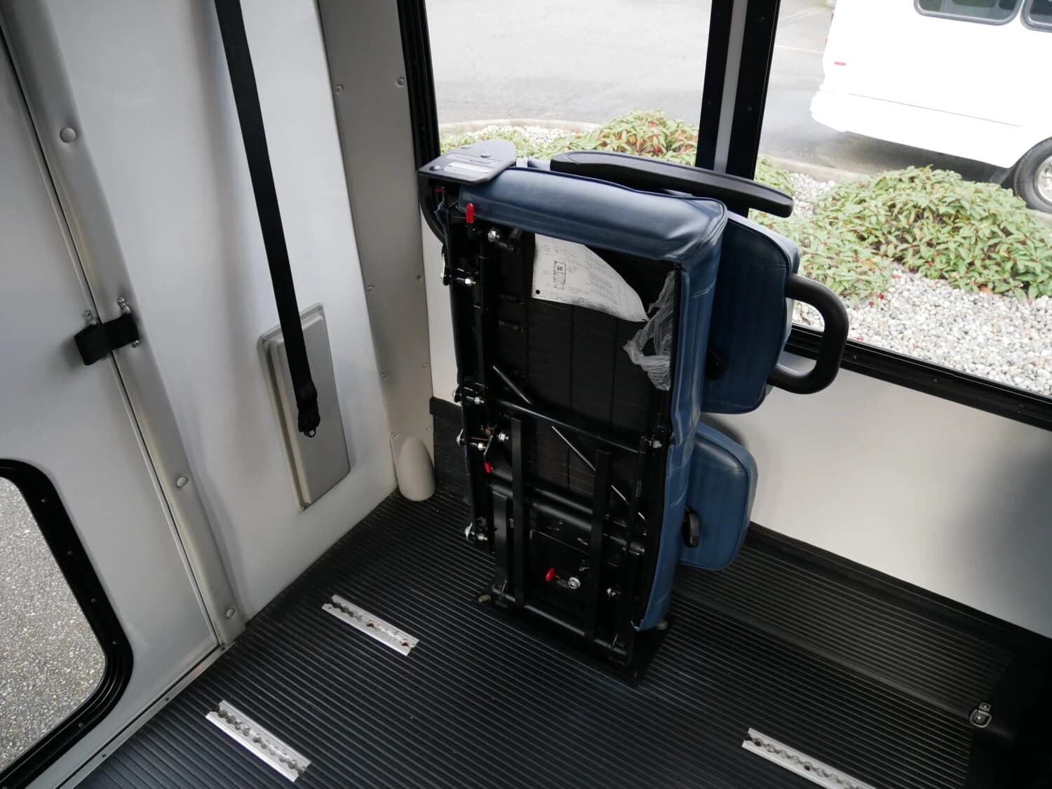 2013 Ford GCII Goshen ADA Shuttle - Image 12