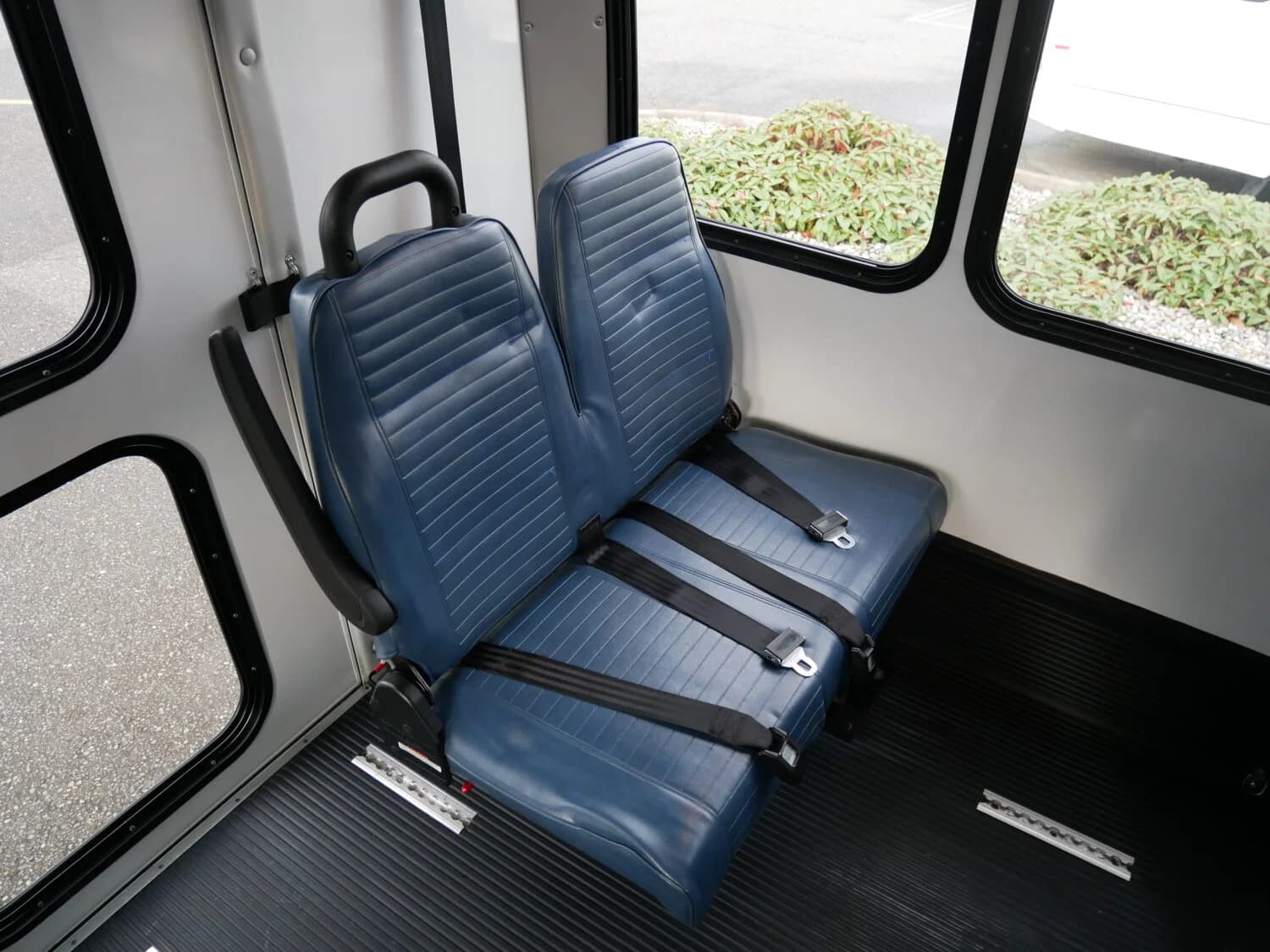 2013 Ford GCII Goshen ADA Shuttle - Image 11