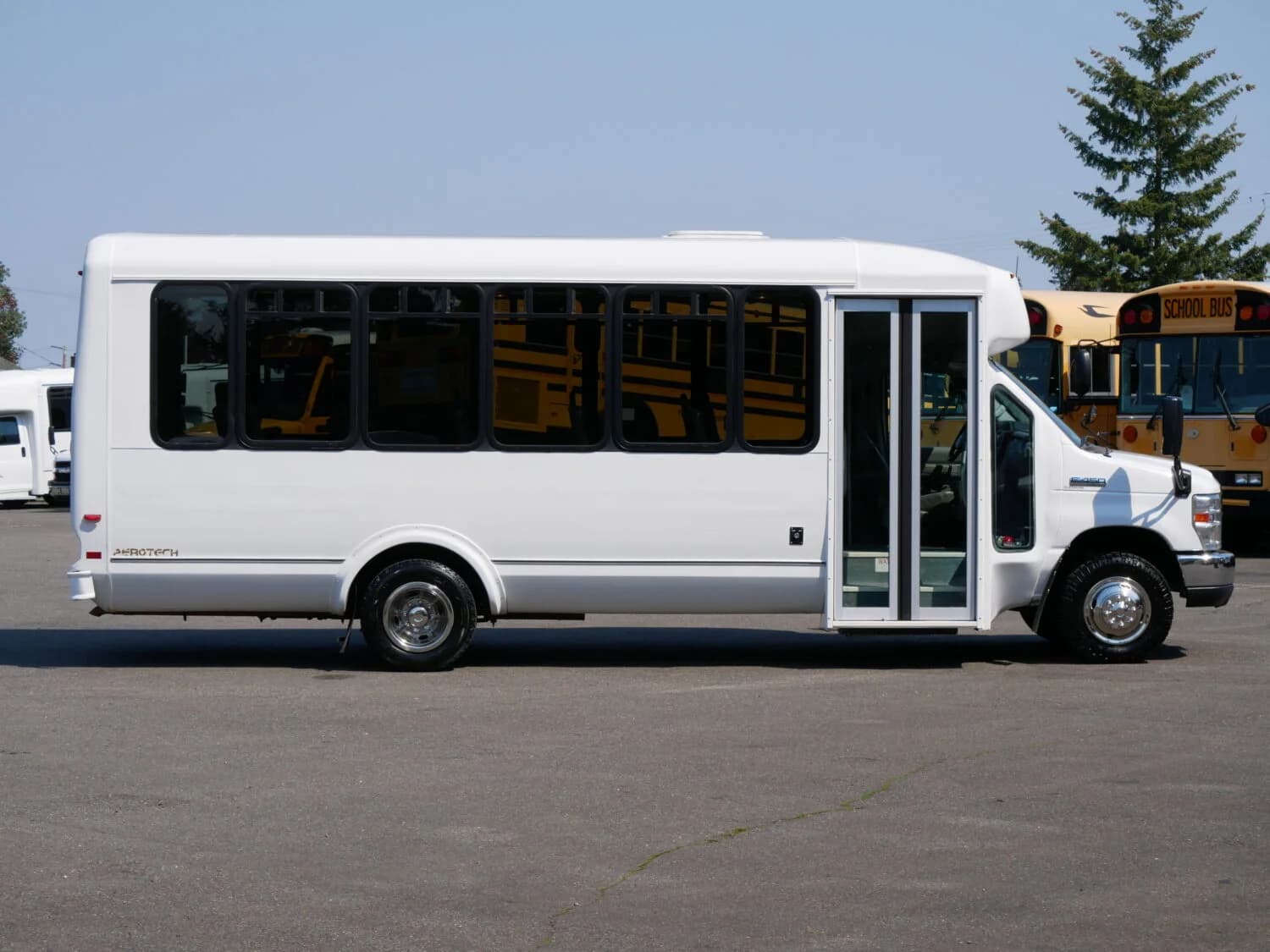 2012 Ford E450 Eldorado Aerotech Shuttle Bus - Image 5
