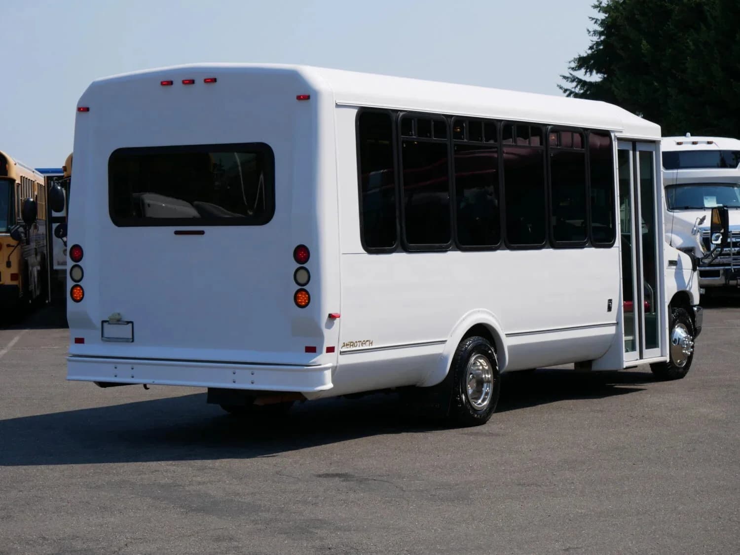 2012 Ford E450 Eldorado Aerotech Shuttle Bus - Image 3