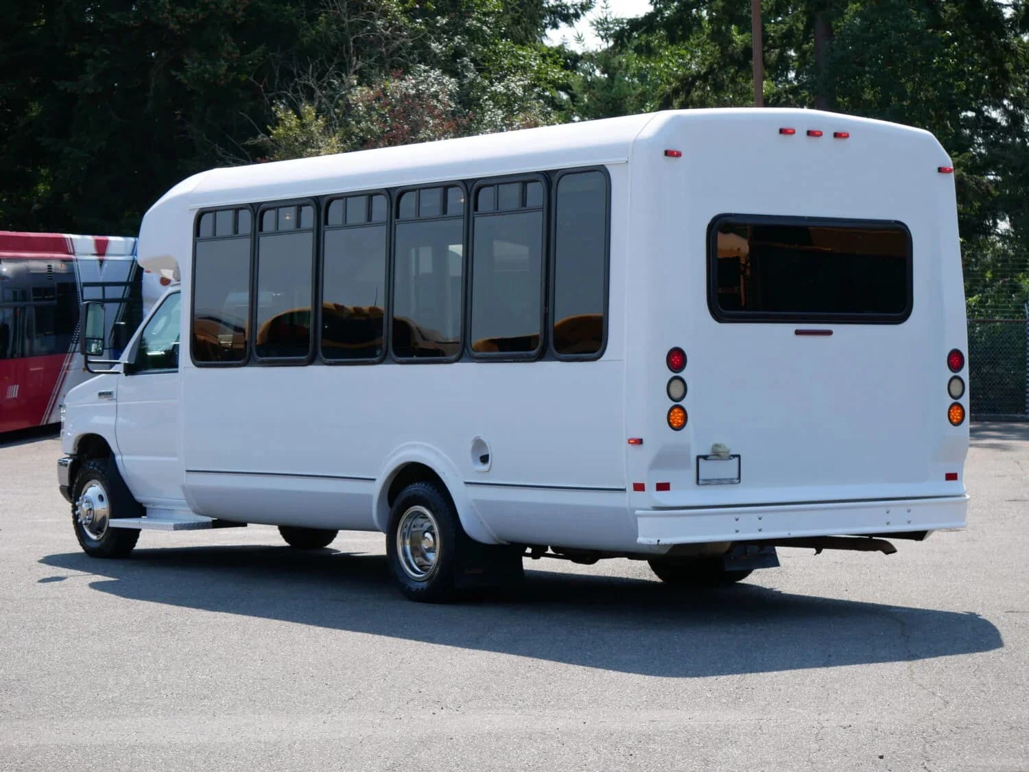 2012 Ford E450 Eldorado Aerotech Shuttle Bus - Image 4