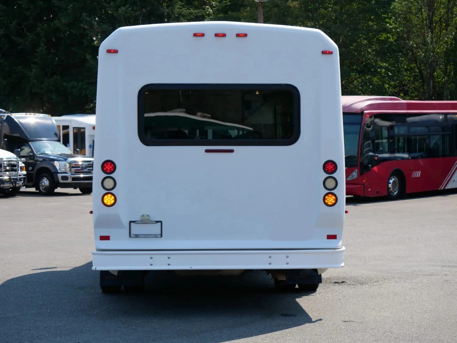 2012 Ford E450 Eldorado Aerotech Shuttle Bus - Image 6