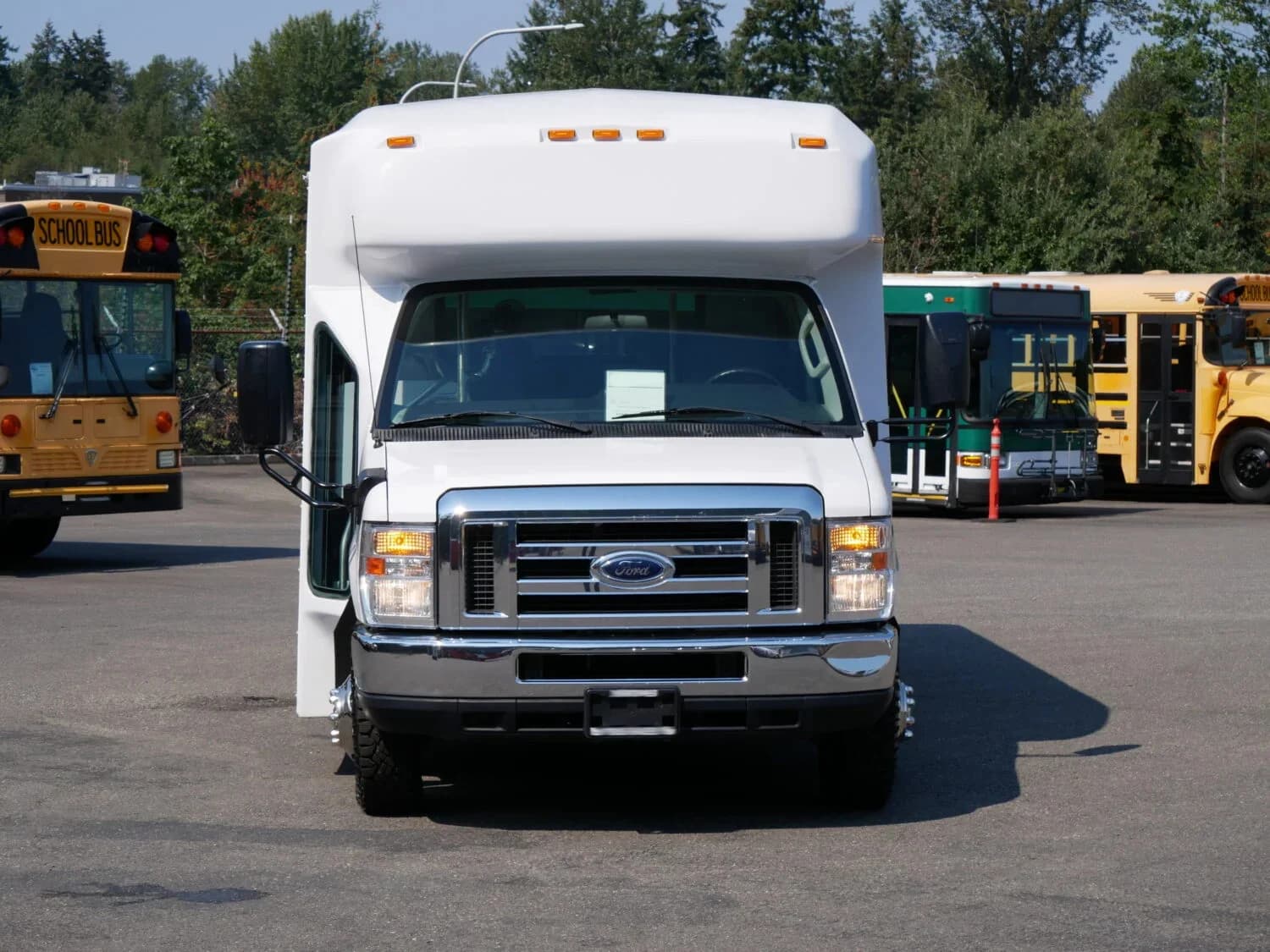2012 Ford E450 Eldorado Aerotech Shuttle Bus - Image 7