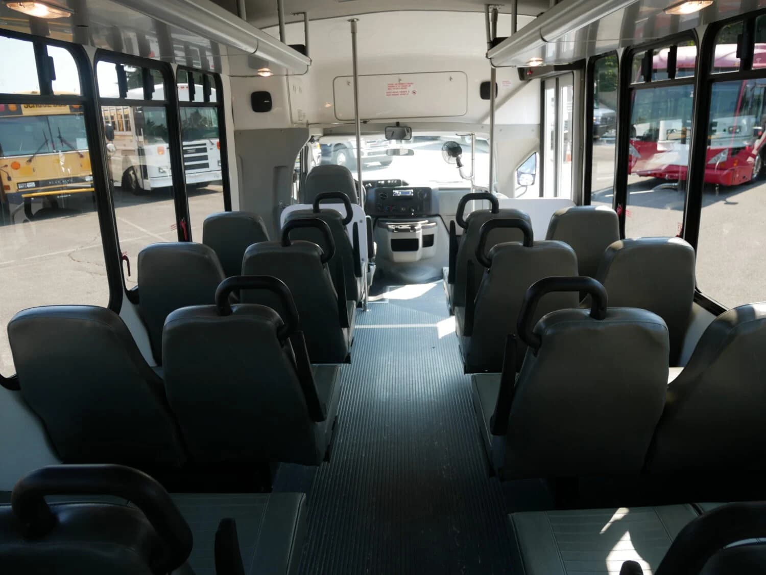 2012 Ford E450 Eldorado Aerotech Shuttle Bus - Image 11