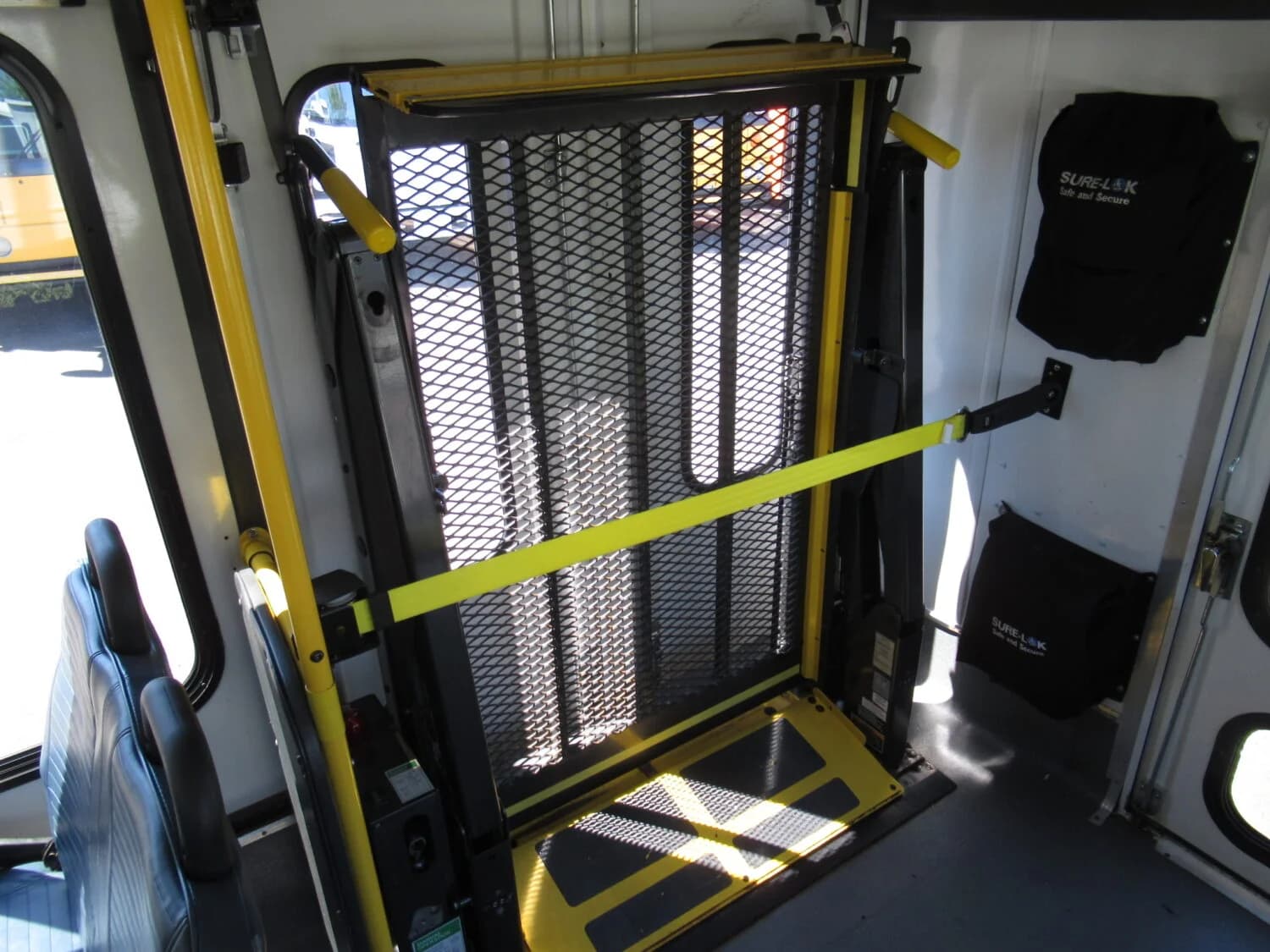 2012 Chevrolet G4500 Eldorado ADA Shuttle Bus - Image 11