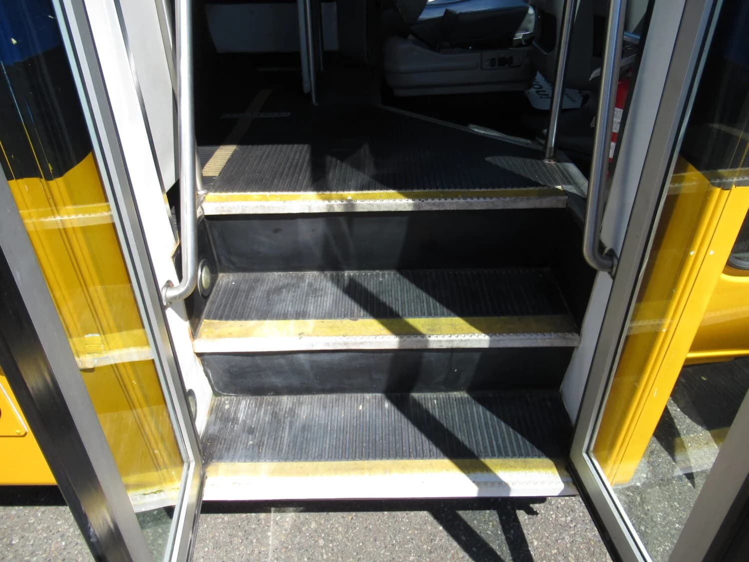 2009 Ford GC II Goshen Shuttle Bus - Image 7
