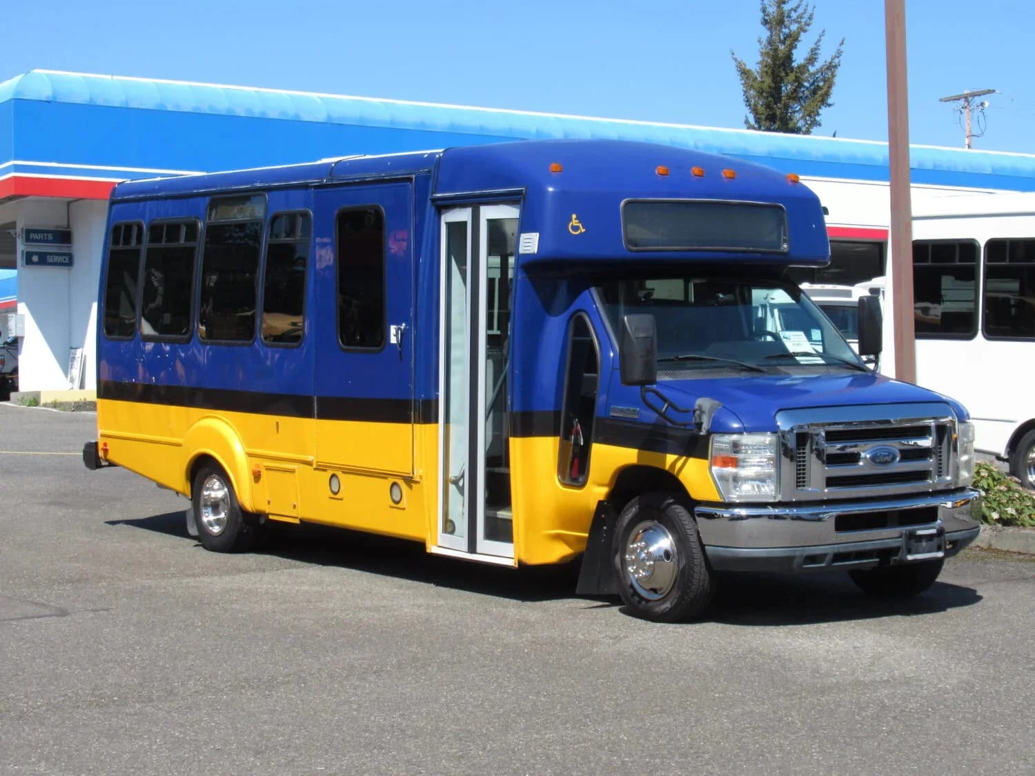2009 Ford GC II Goshen Shuttle Bus - Image 1