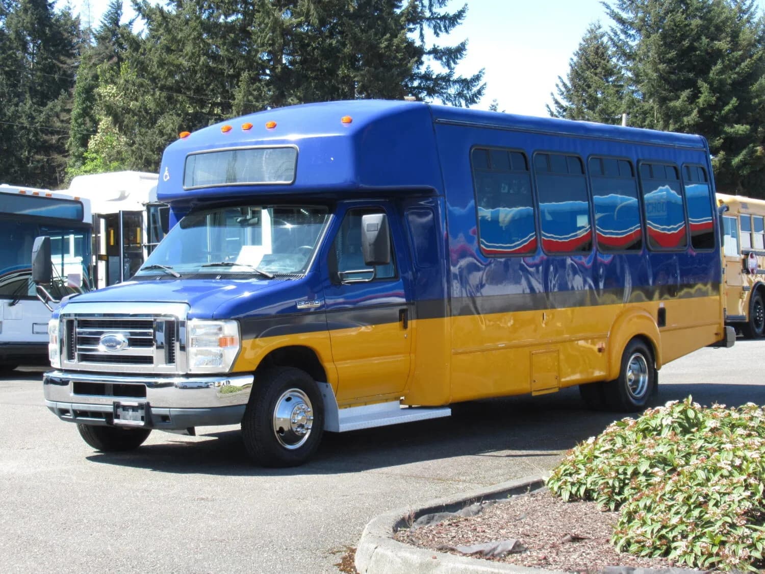 2009 Ford GC II Goshen Shuttle Bus - Image 2