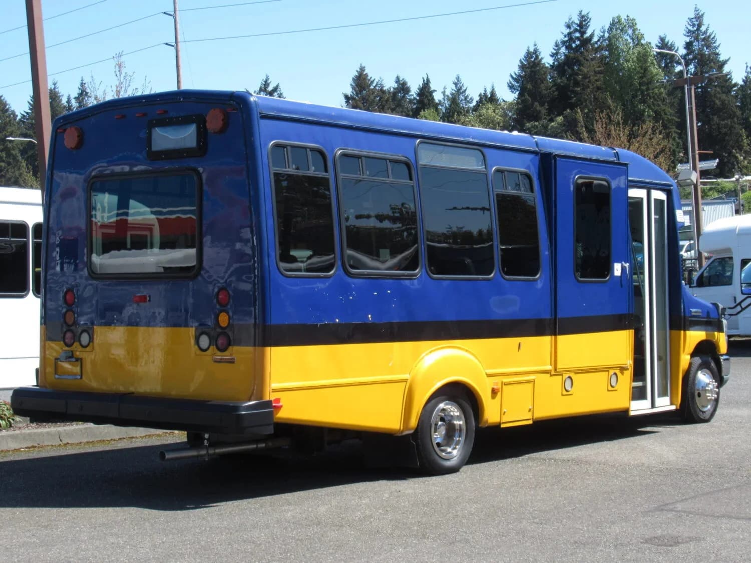 2009 Ford GC II Goshen Shuttle Bus - Image 4