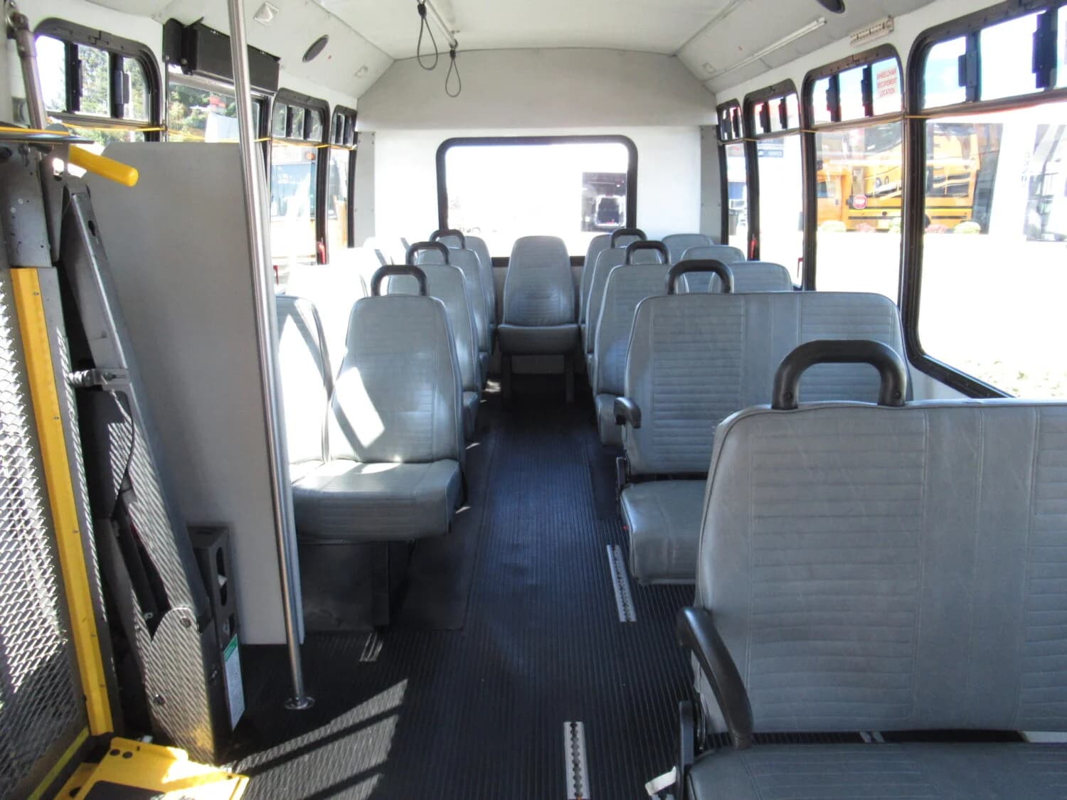 2009 Ford GC II Goshen Shuttle Bus - Image 8