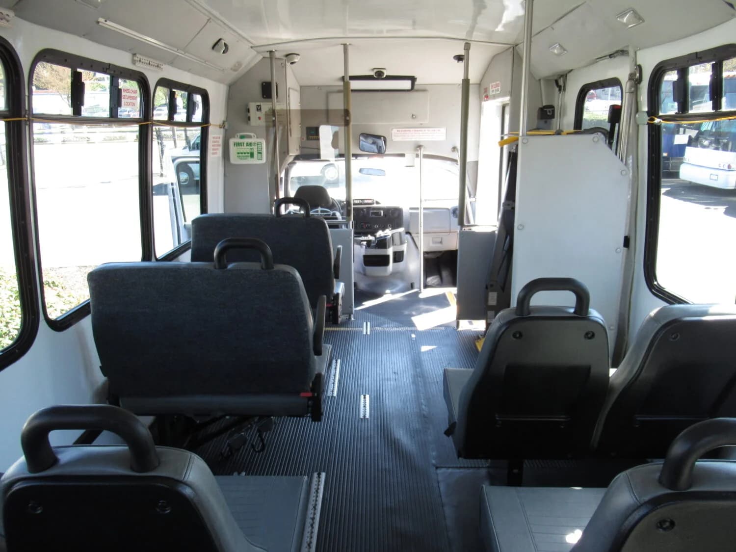 2009 Ford GC II Goshen Shuttle Bus - Image 9