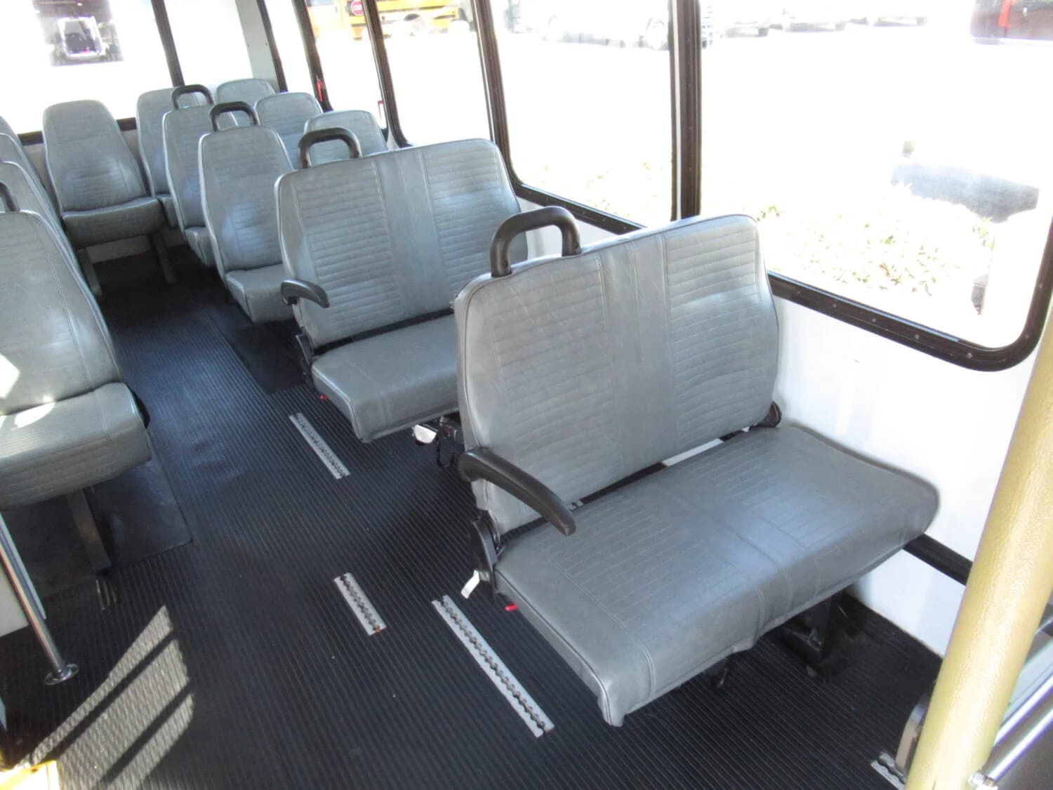 2009 Ford GC II Goshen Shuttle Bus - Image 10