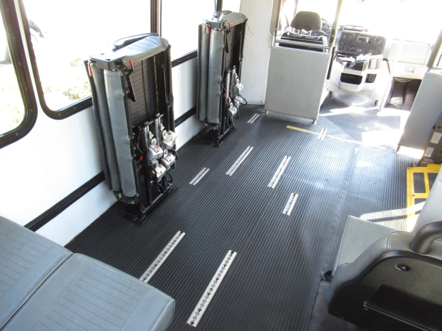 2009 Ford GC II Goshen Shuttle Bus - Image 11