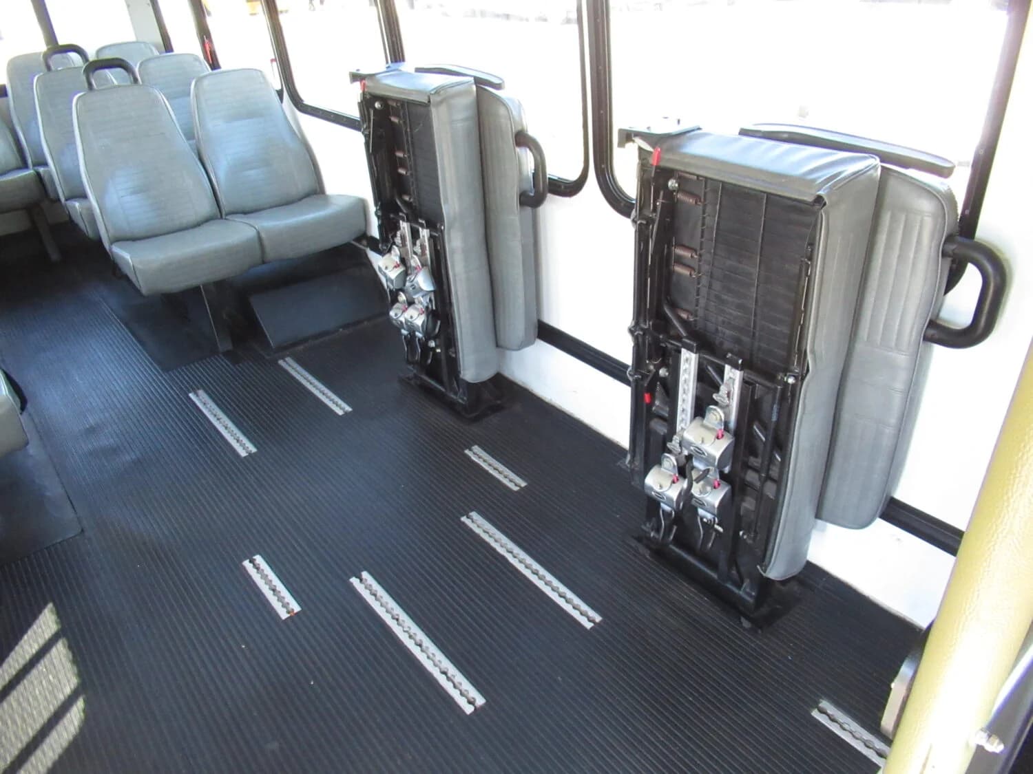 2009 Ford GC II Goshen Shuttle Bus - Image 12