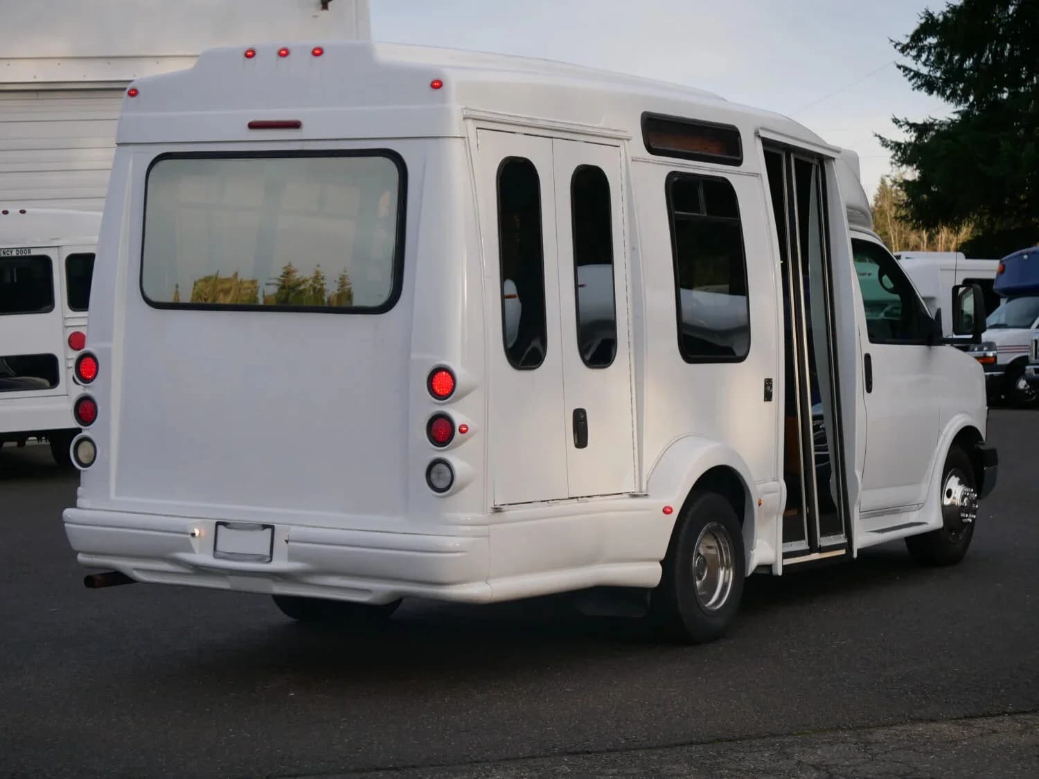 2009 Chevrolet Terra Transport Turtle Top ADA Shuttle Bus - Image 4