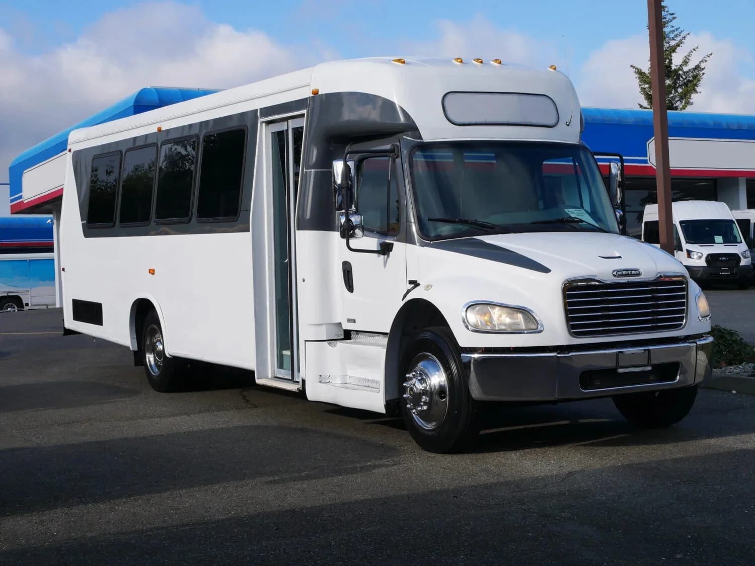 2006 Freightliner M2 Ameritrans Shuttle Bus - Image 6