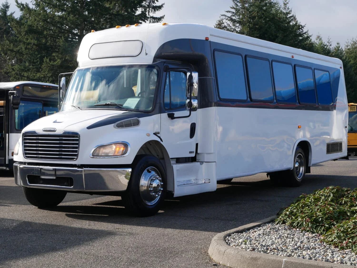2006 Freightliner M2 Ameritrans Shuttle Bus - Image 1