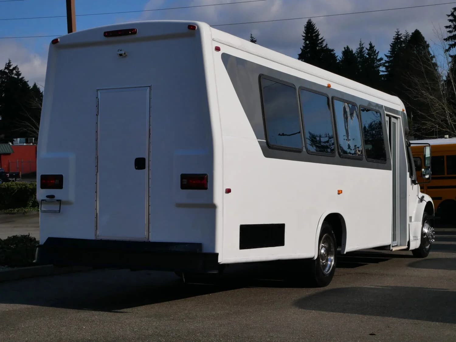 2006 Freightliner M2 Ameritrans Shuttle Bus - Image 5
