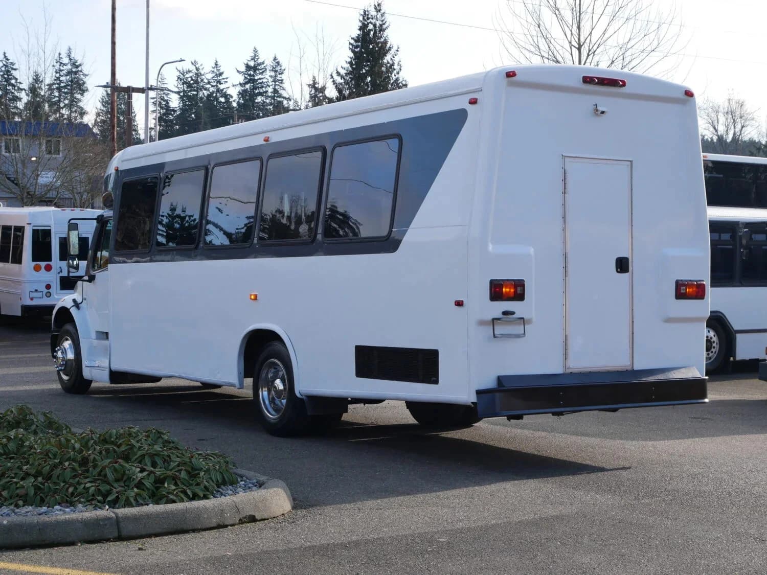 2006 Freightliner M2 Ameritrans Shuttle Bus - Image 3