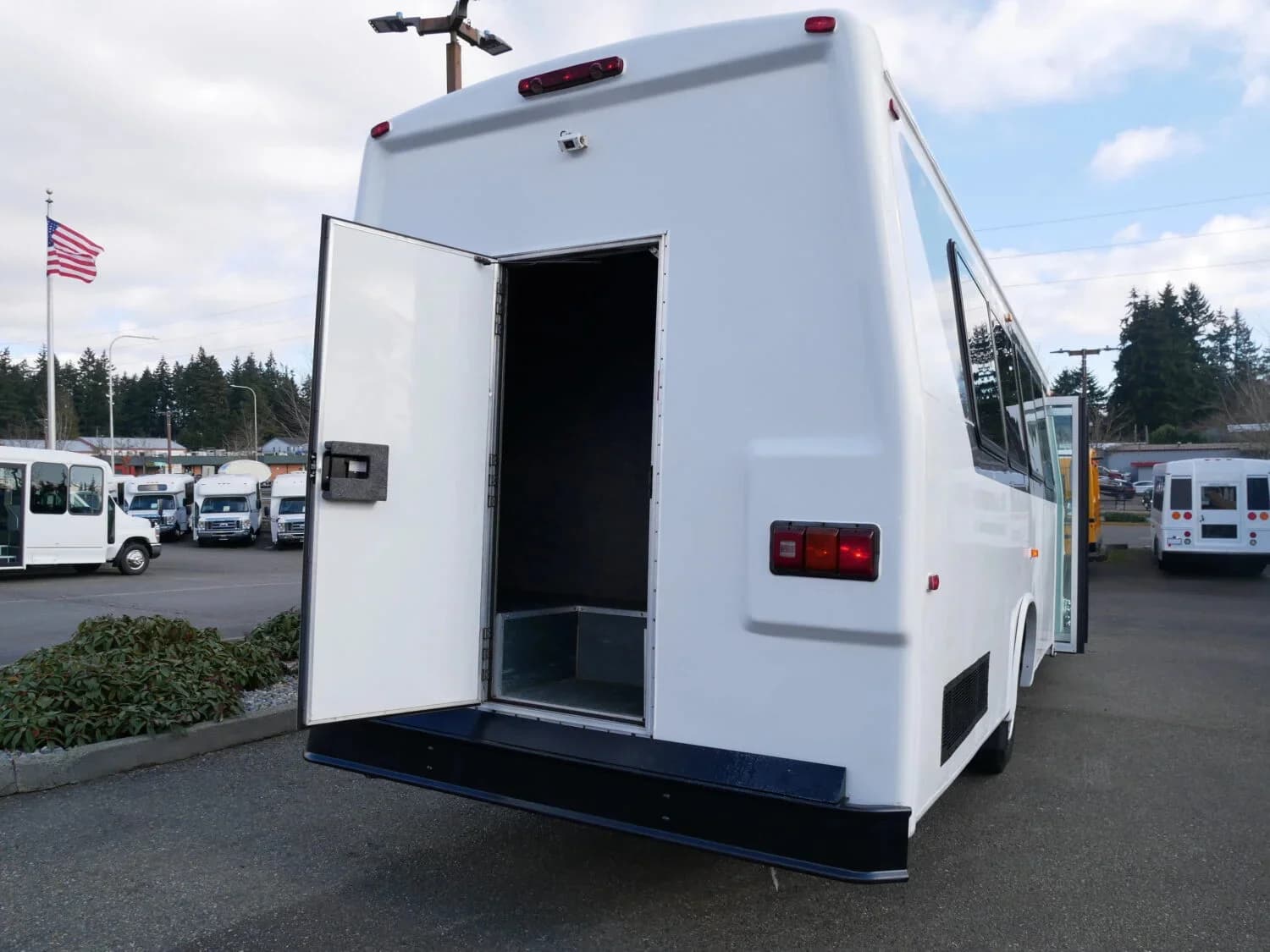 2006 Freightliner M2 Ameritrans Shuttle Bus - Image 4