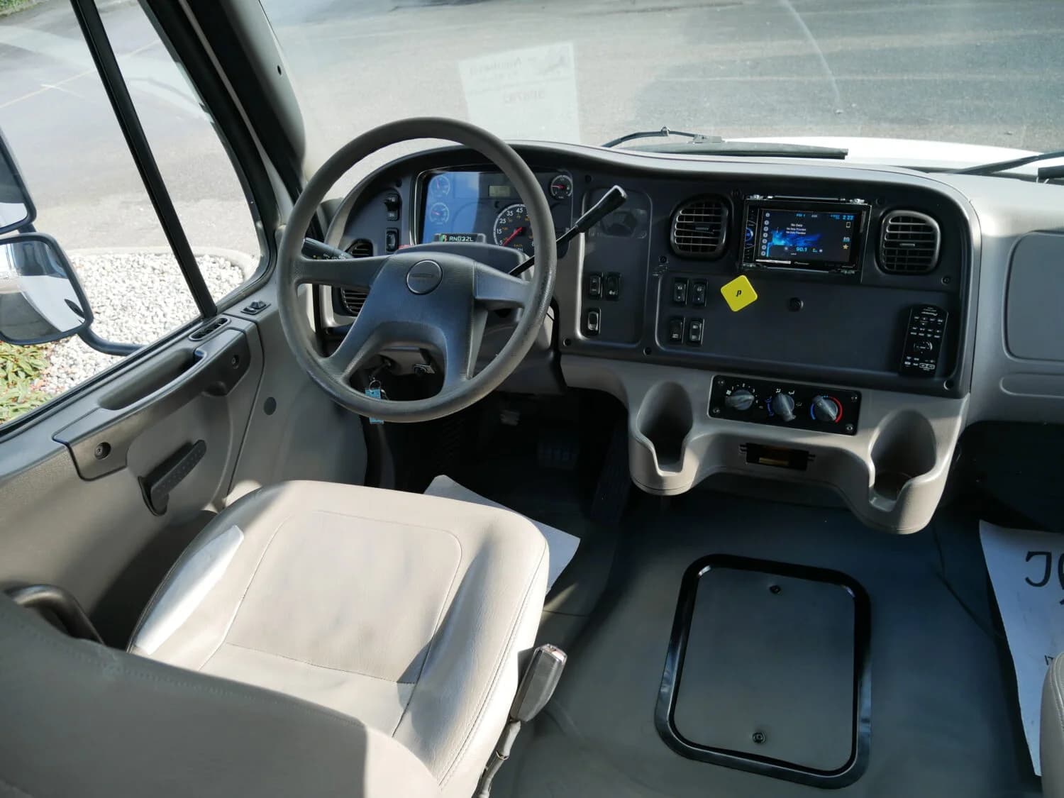 2006 Freightliner M2 Ameritrans Shuttle Bus - Image 2