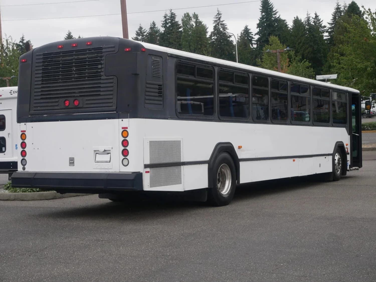 2005 Gillig Phantom Transit Bus - Image 3