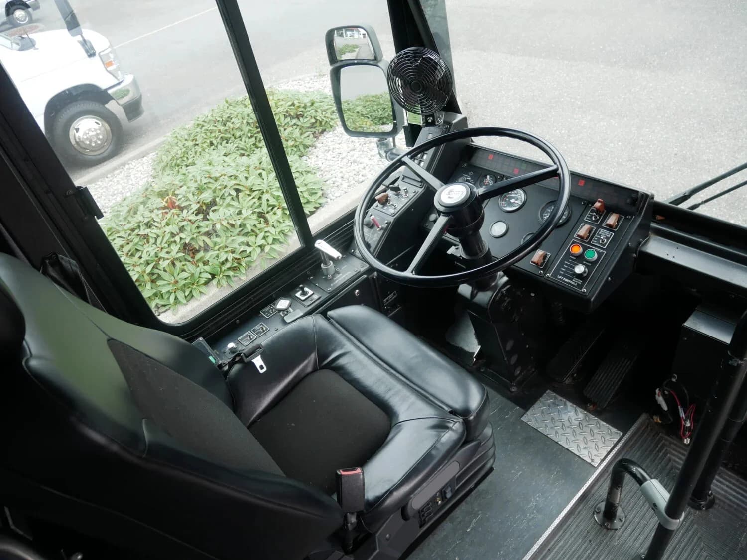 2005 Gillig Phantom Transit Bus - Image 2