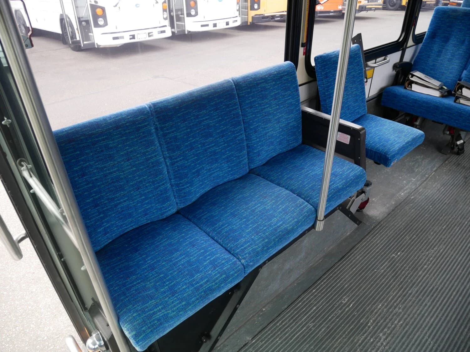 2005 Gillig Phantom Transit Bus - Image 9