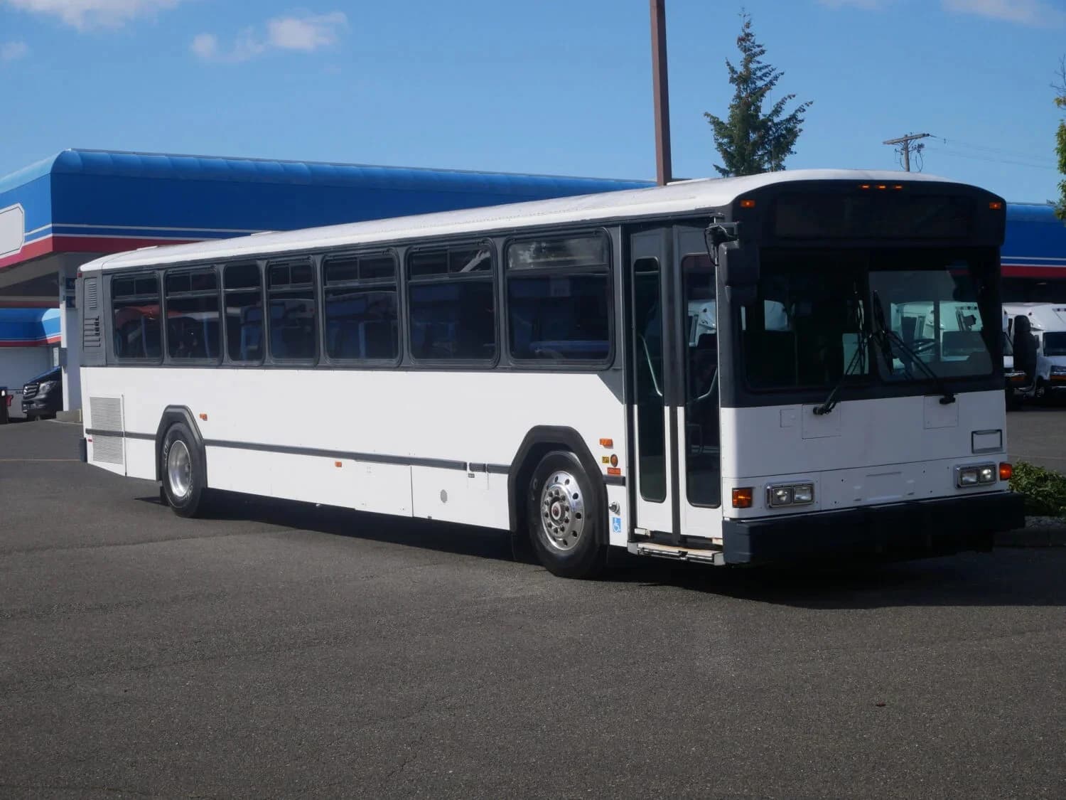 2005 Gillig Phantom Transit Bus - Image 1