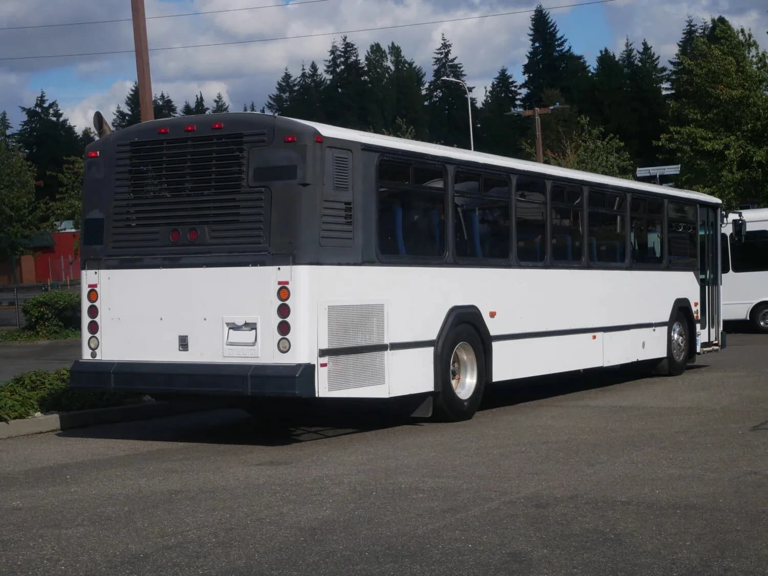 2005 Gillig Phantom Transit Bus - Image 4