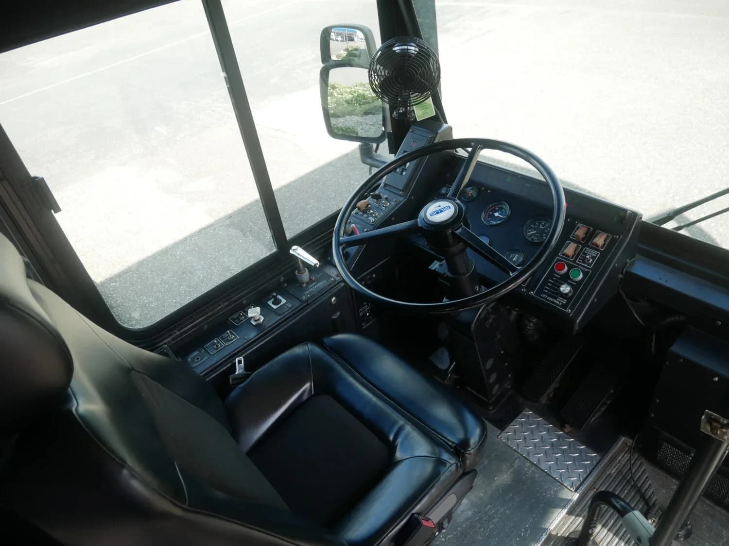 2005 Gillig Phantom Transit Bus - Image 3