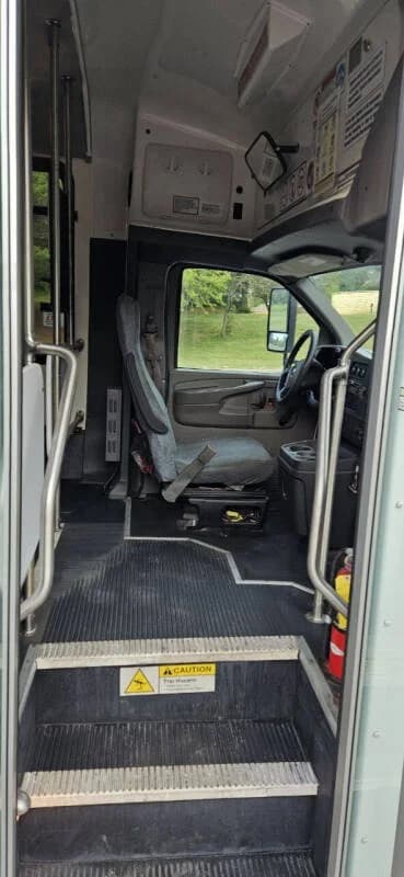 2015 Chevrolet 4500 Eldorado Aerotech Shuttle Bus - Image 11