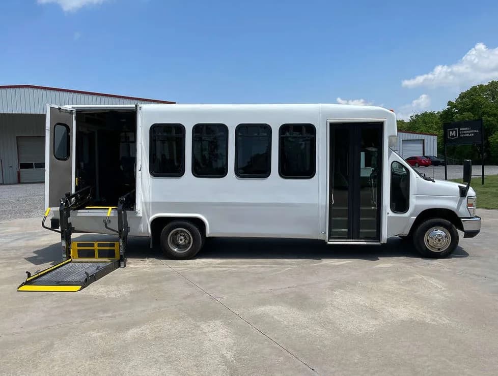 2014 Ford E450 Diamond VIP 25 Shuttle Bus - Image 10