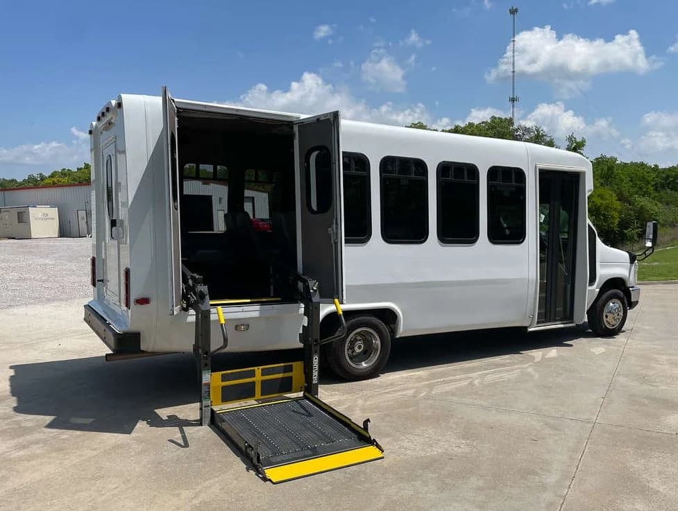 2014 Ford E450 Diamond VIP 25 Shuttle Bus - Image 11