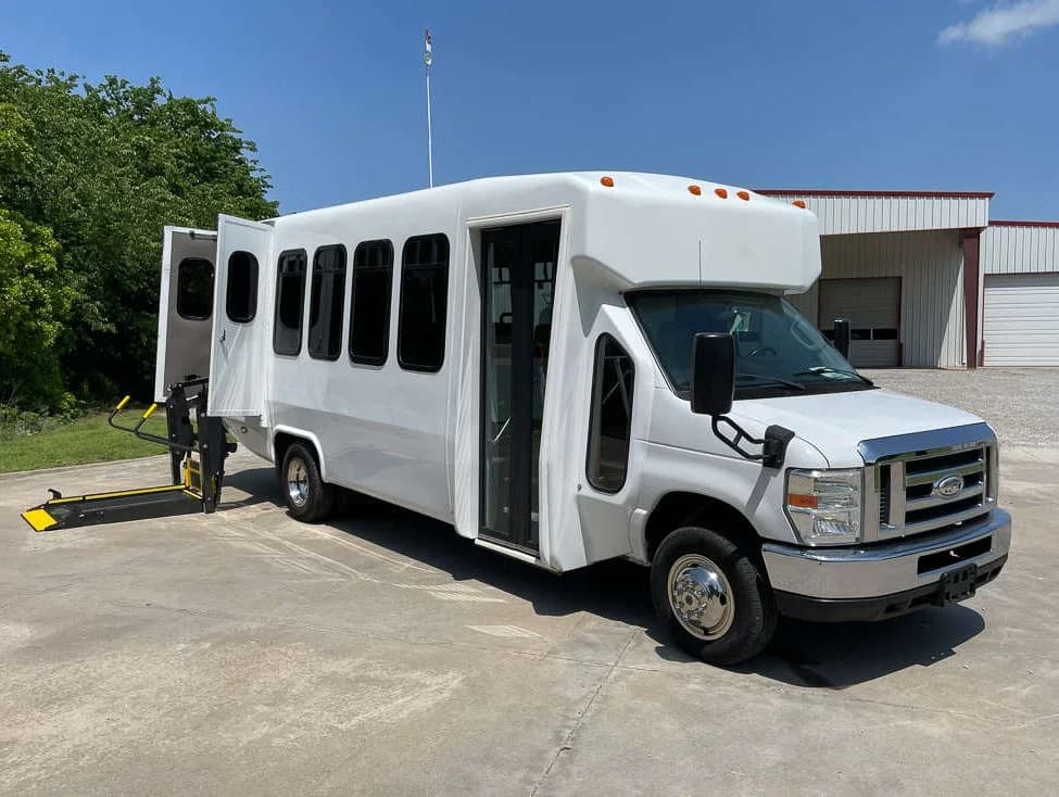 2014 Ford E450 Diamond VIP 25 Shuttle Bus - Image 13