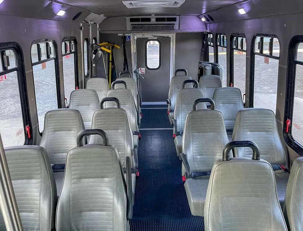 2014 Ford E450 Diamond VIP 25 Shuttle Bus - Image 14