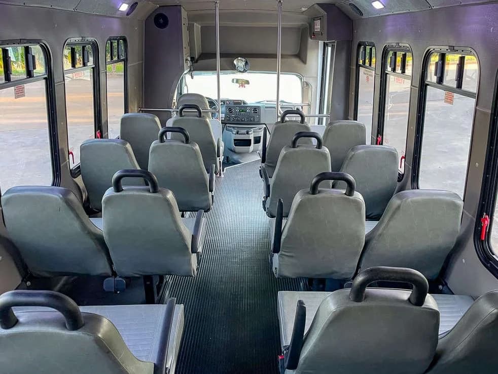 2014 Ford E450 Diamond VIP 25 Shuttle Bus - Image 15