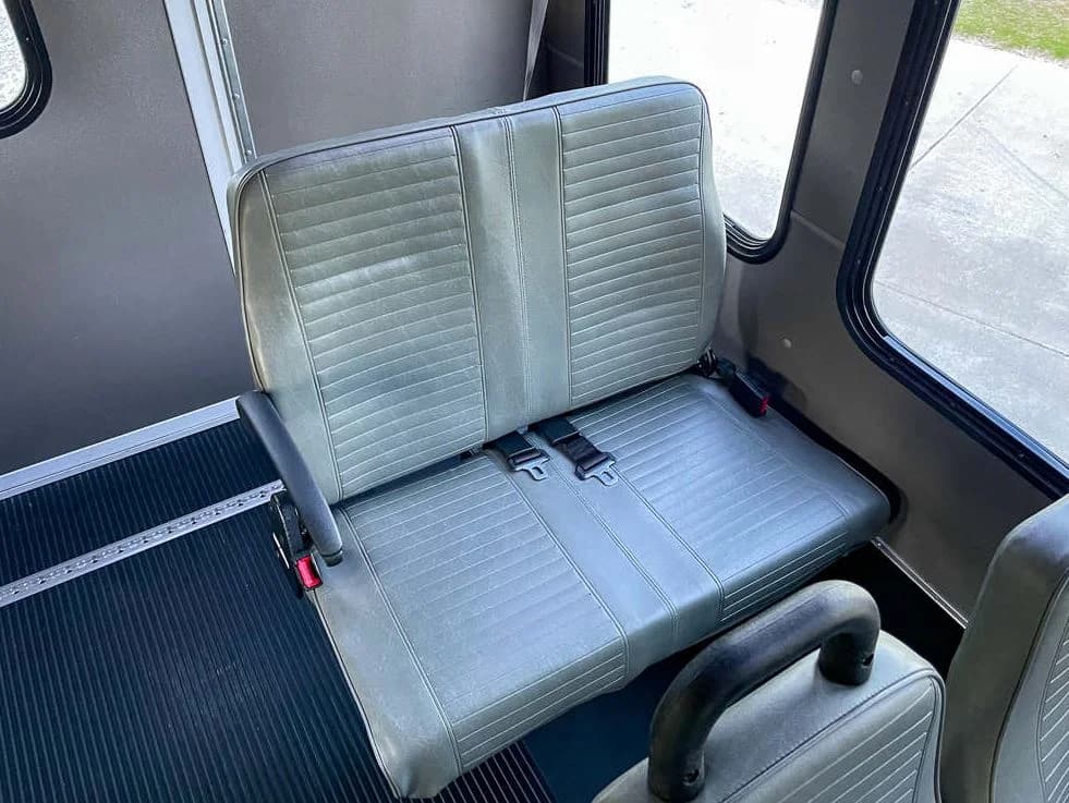 2014 Ford E450 Diamond VIP 25 Shuttle Bus - Image 17
