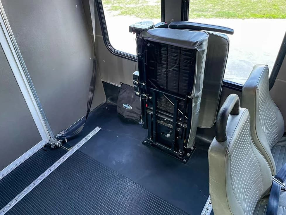 2014 Ford E450 Diamond VIP 25 Shuttle Bus - Image 18