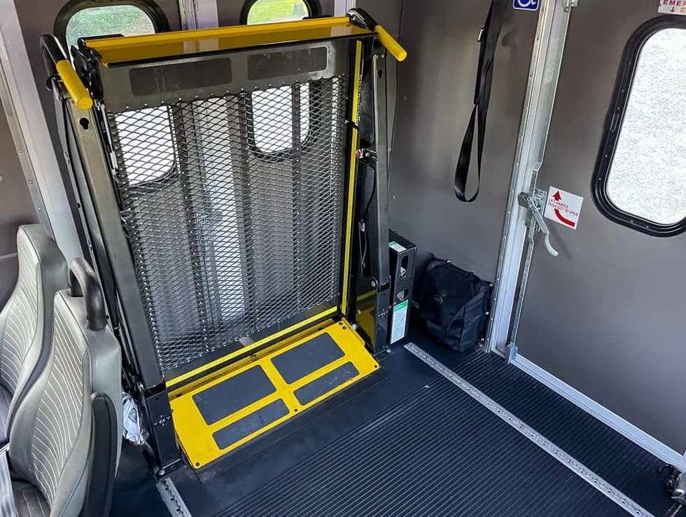 2014 Ford E450 Diamond VIP 25 Shuttle Bus - Image 19
