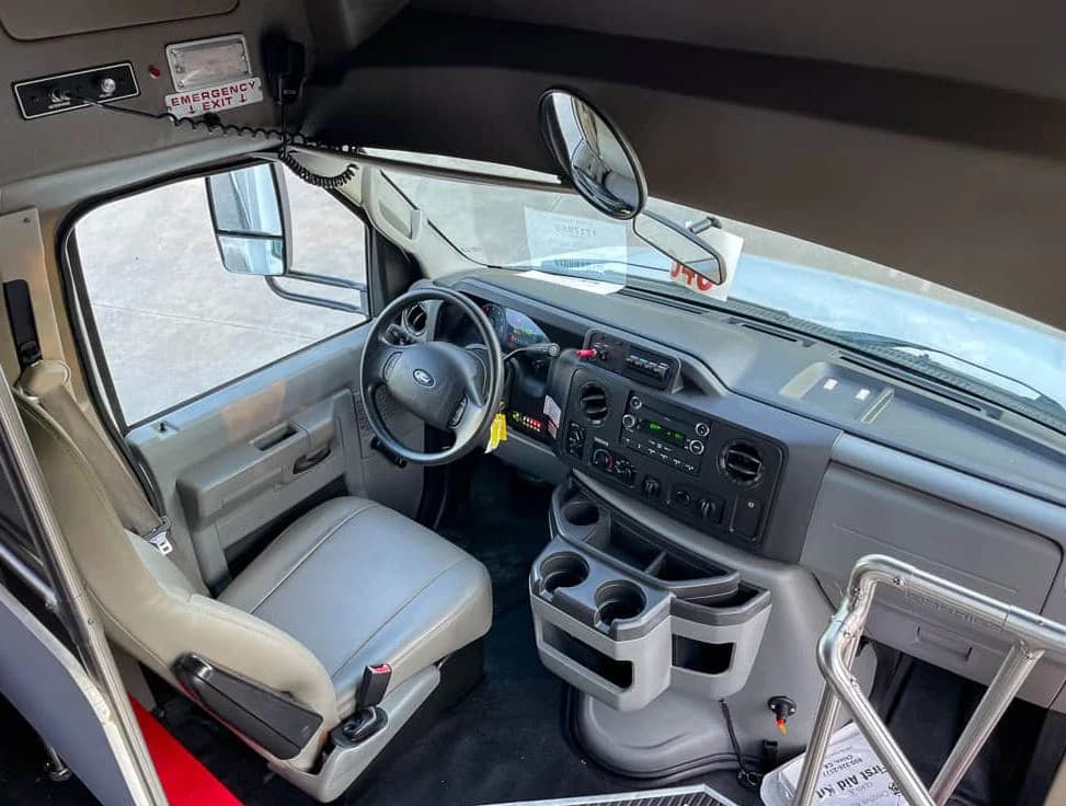 2014 Ford E450 Diamond VIP 25 Shuttle Bus - Image 20