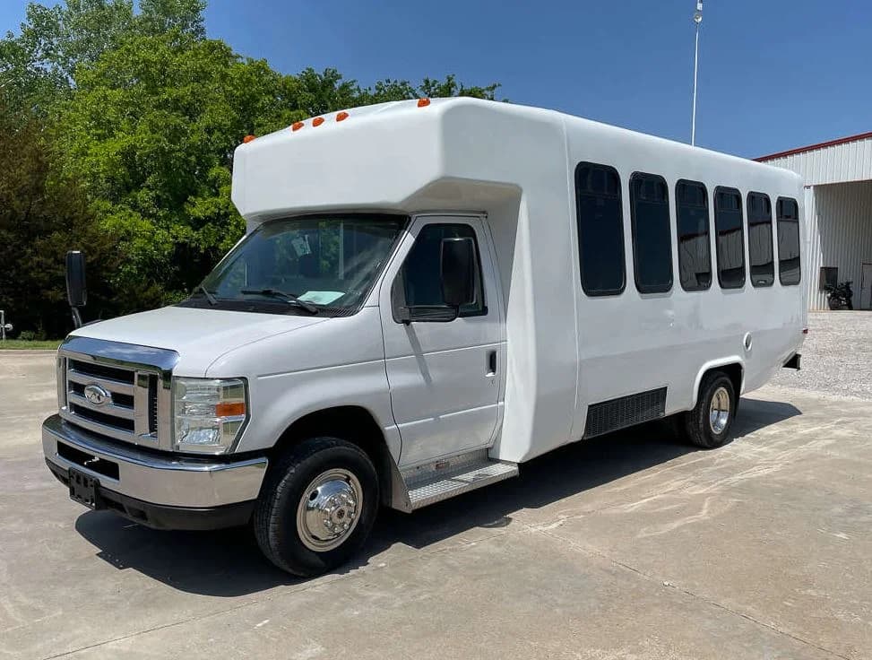 2014 Ford E450 Diamond VIP 25 Shuttle Bus - Image 3