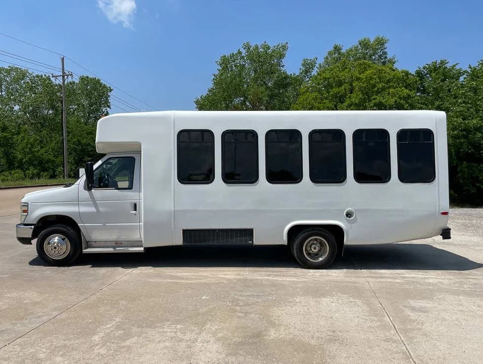 2014 Ford E450 Diamond VIP 25 Shuttle Bus - Image 4