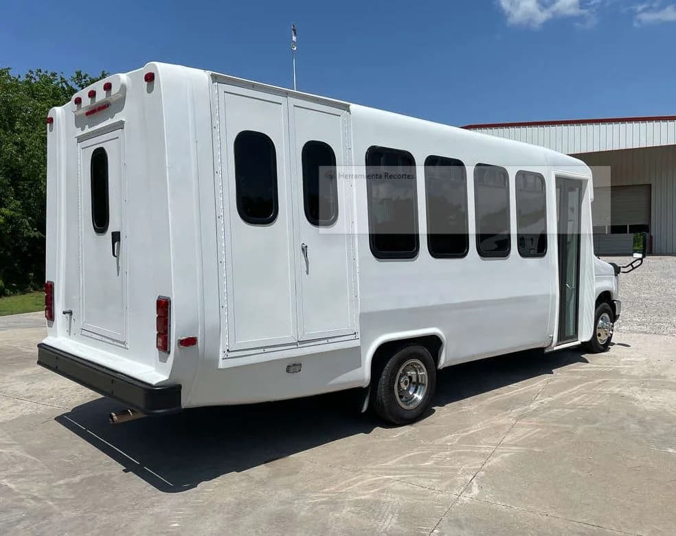 2014 Ford E450 Diamond VIP 25 Shuttle Bus - Image 7