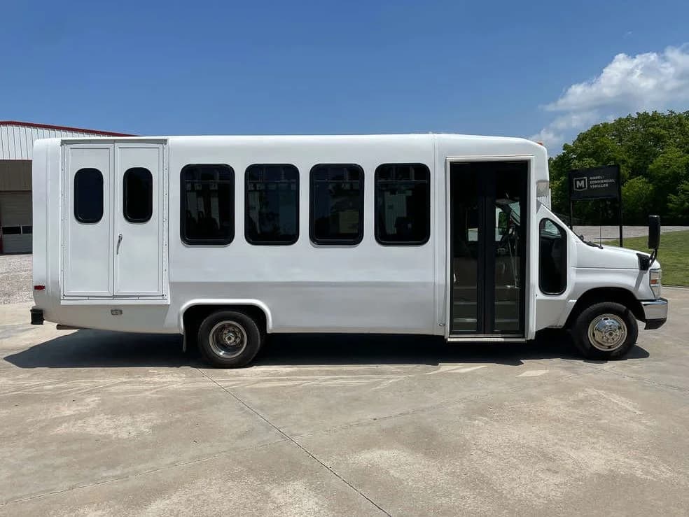 2014 Ford E450 Diamond VIP 25 Shuttle Bus - Image 8