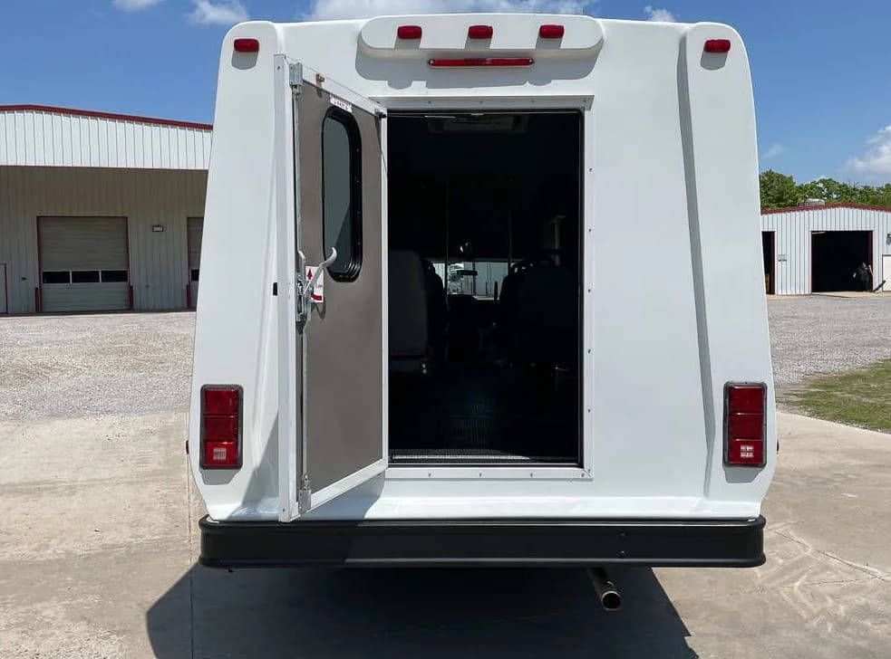 2014 Ford E450 Diamond VIP 25 Shuttle Bus - Image 9