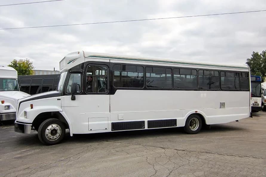 2002 Freightliner FB65 Glaval Concorde II Shuttle Bus - Image 1