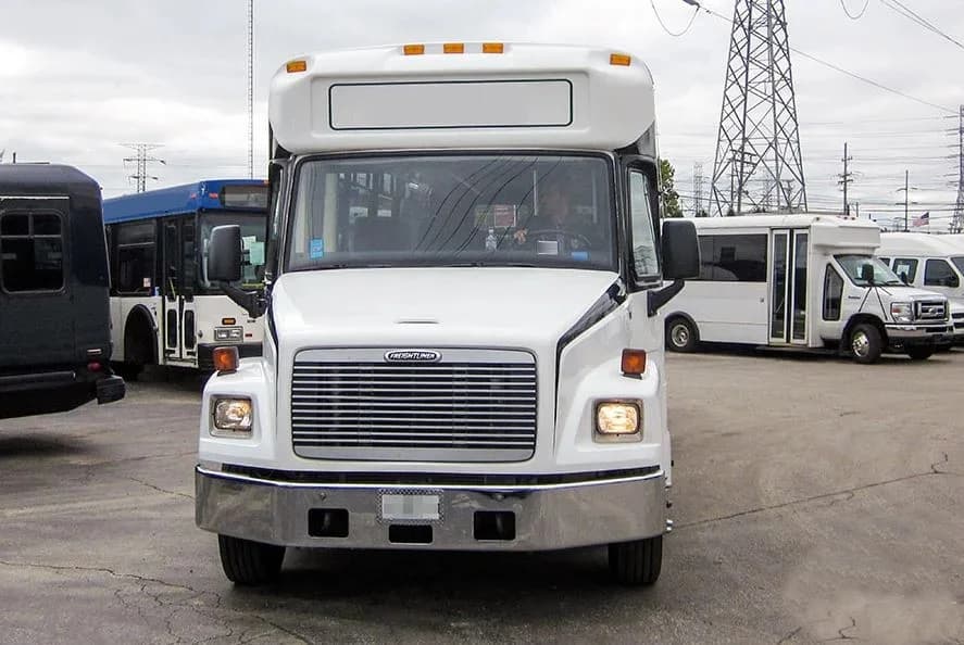 2002 Freightliner FB65 Glaval Concorde II Shuttle Bus - Image 2