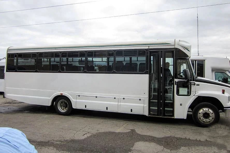 2002 Freightliner FB65 Glaval Concorde II Shuttle Bus - Image 3
